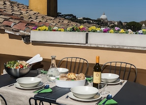 Eating in front of the Dome of saint Peter. A wonderful experience for our guest