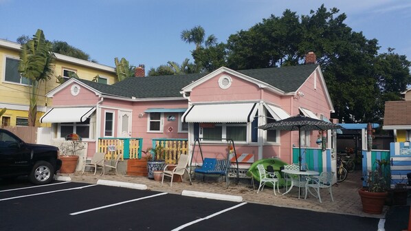 Enjoy a great beach vacation at Pink Gulfside Cottage, 100 steps to the sand