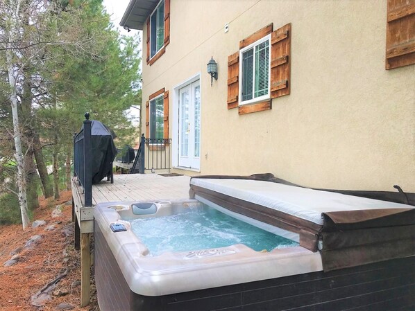 House 2 private hot tub (each unit provides a hot tub)