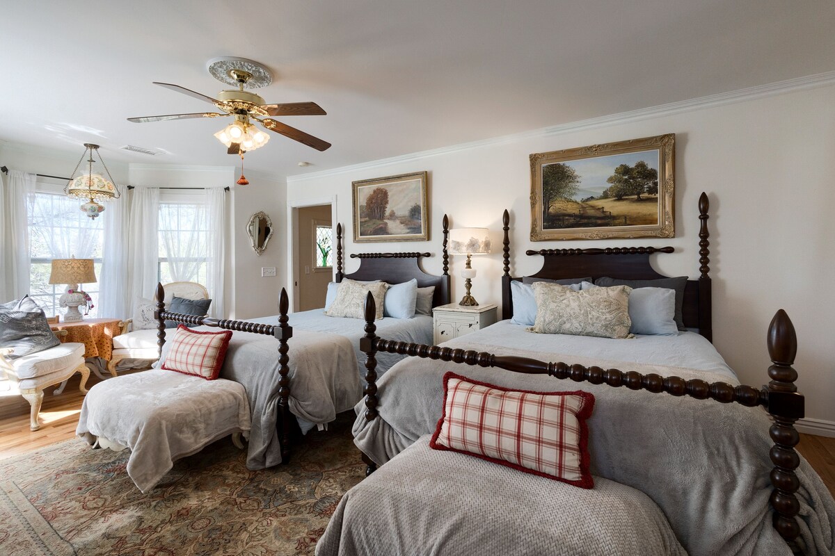 BEST LOCATION! + 2 KITCHENS + 6 BEDROOMS + 5 BATHROOMS + HOT TUB & GYM + VIEWS!