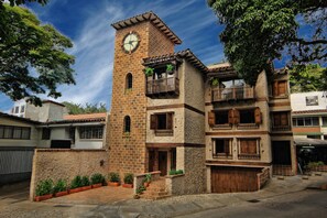 Casa Del Reloj - Best Location in Medellin. El Poblado 