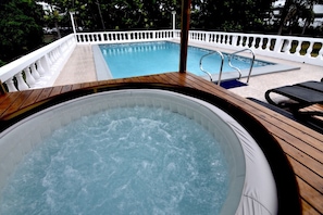 Swimming pool with Jacuzzi