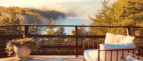 Enjoy sunrise at Galena Chalet, overlooking lovely Lake Galena 