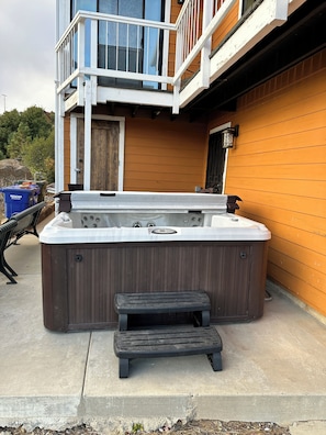 Jacuzzi Hot Tub for 6 