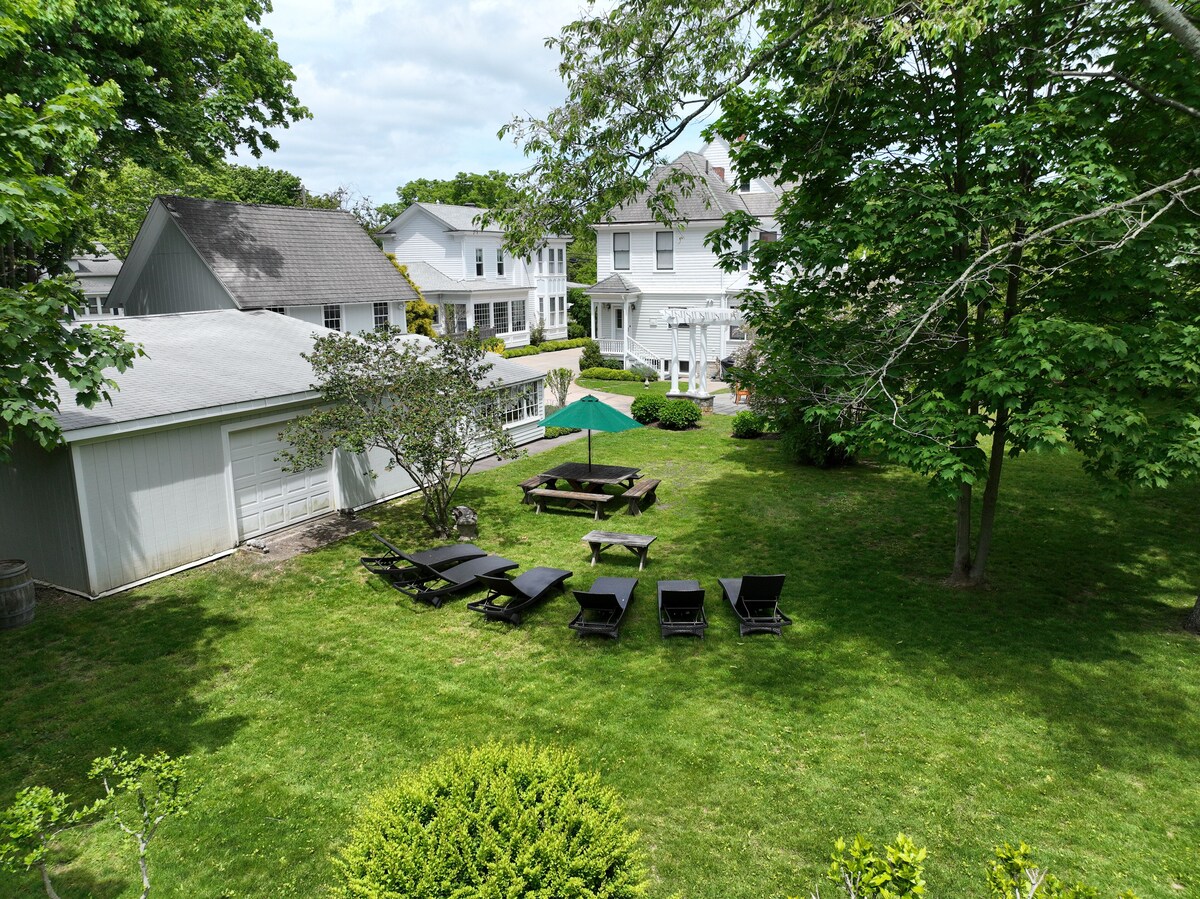 Historic Luxurious Captains Home- Greenport Village, wineries,golf, beach