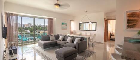 Spacious livingroom + balcony/view, open kitchen, 55 inch smart tv + Fast WIFI