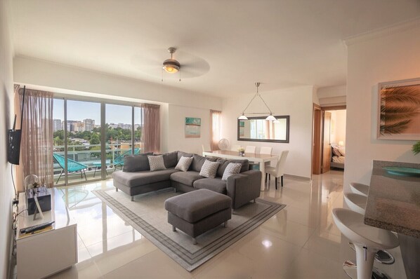 Spacious livingroom + balcony/view, open kitchen, 55 inch smart tv + Fast WIFI