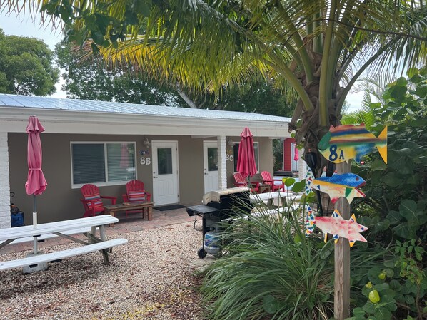 Small fully furnished efficiency, suitable for 2 adults.