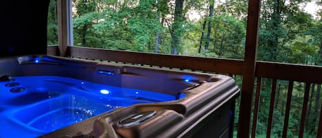 Brand New Hot tub with Waterfall feature!