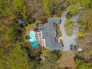 Large circular driveway with 2 islands and plenty of parking