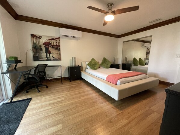 Large Studio - Queen Bed