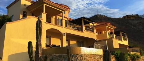 The beautiful architecture of Montecristo Estates villas, with infinity pool!