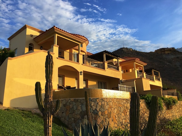 The beautiful architecture of Montecristo Estates villas, with infinity pool!