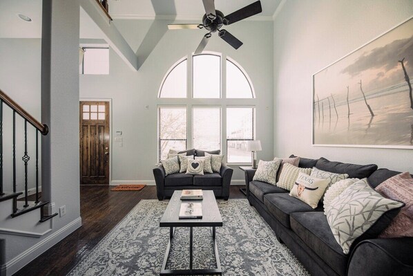 “We stayed in this lovely town house for three weeks. It is newly updated and modern, immaculate, has everything you need (and more) and in a very central (walkable) location to shops & restaurants/nightlife. There's even a well-stocked mini-market and a dry cleaners around the corner. 

The town house is in Plano right off a major highway which makes Dallas (15 minutes) and Frisco (5 minutes)...