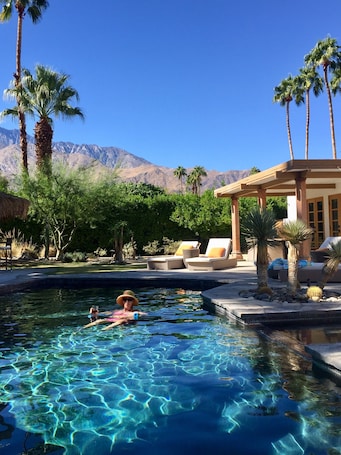 You can count 50 palm trees from the pool! Multiple pool toys+compressor+views!