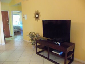 Living room - 42" flat screen TV