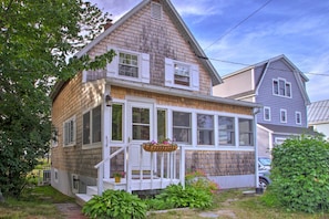 Sunroom | Private Deck | 2-Story Cottage