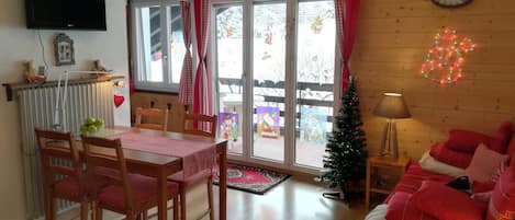 Cute and Cosy Chalet-style Flat with Mountain View Ideal for Skiing and Hiking