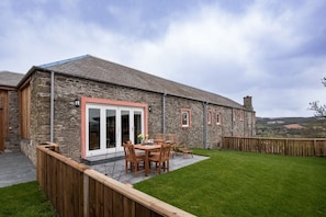 Byre - garden area with outside dining table and loungers