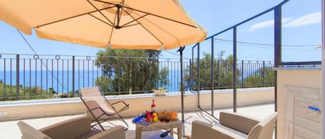 Terrasse extérieure avec chaises et parasol