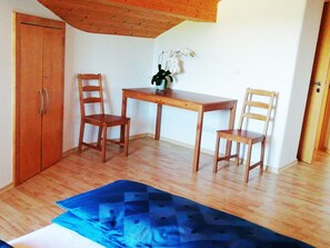 Ferienwohnung, 95 qm, Maisonette, 2 Schlafzimmer-Tisch und Stühle im Schlafzimmer "Marktblick"