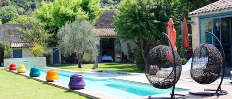 Plein centre ville, le jardin de 1,000 m2 et sa piscine de 20 metres 