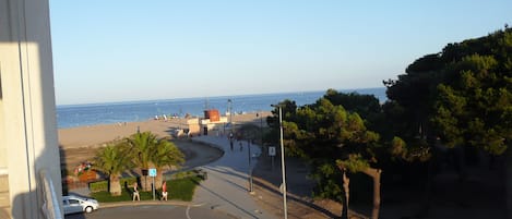 vue de la terrasse prenez  l'ascenseur, traversez la rue, vous êtes sur la plage