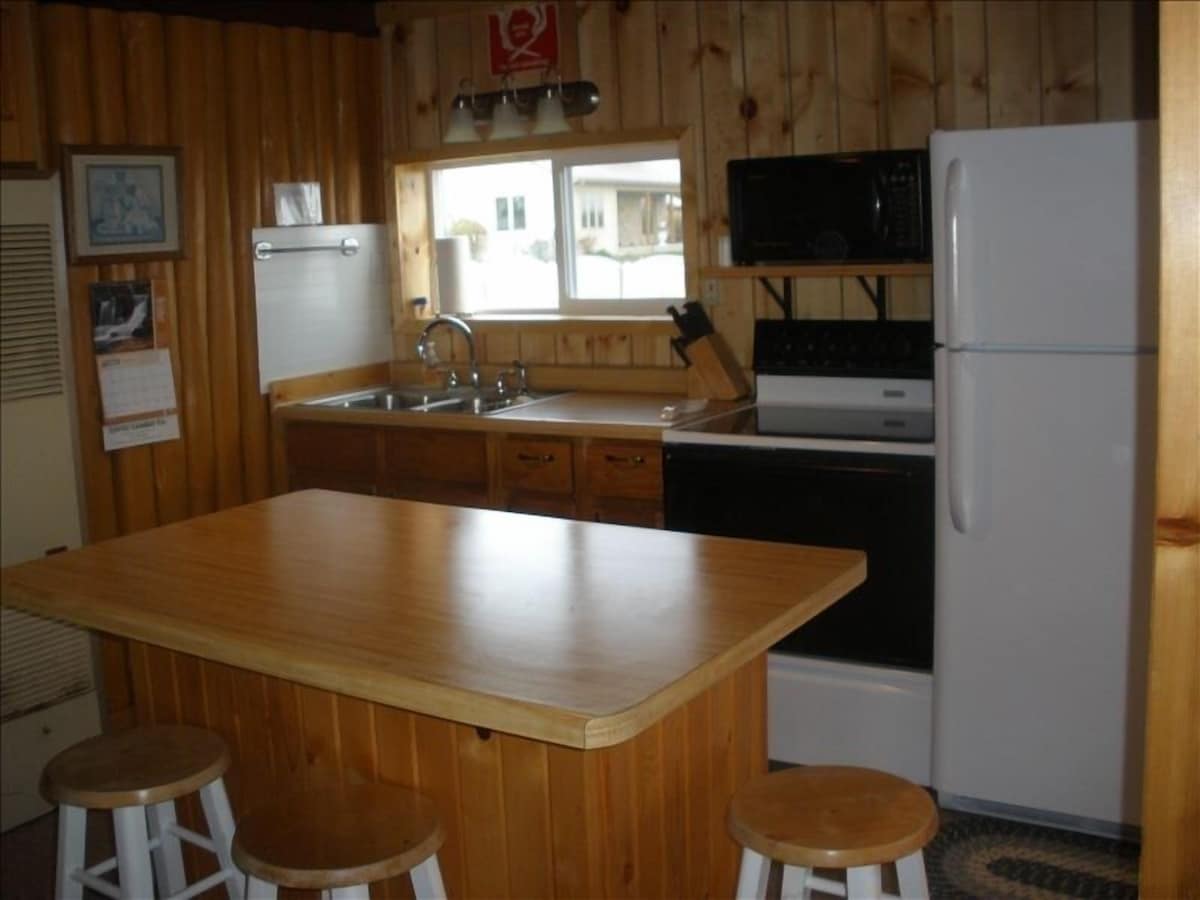 Family friendly two bedroom cabin on beautiful lake Noquebay