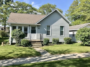 Front of cottage - Welcome!