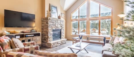 Gateway #5095 living area featuring sweeping mountain and slope views.