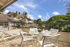 Lanai w/ Lush Garden Views - Kahala 824