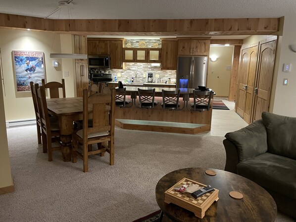 kitchen/dining areas