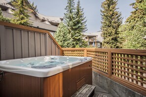 PRIVATE hot tub