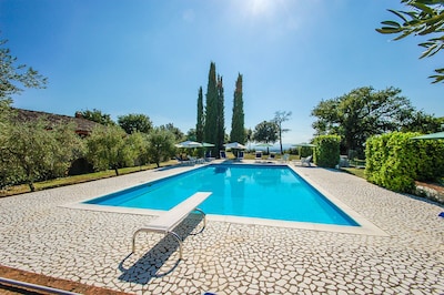 Freistehende Villa mit privatem Pool 80 km von Rom. 7 Schlafzimmer-15 plätze