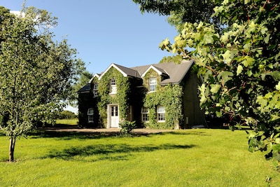 Beautiful 4 bedroom Cottage 45 mins from Belfast and North Coast Beaches. 