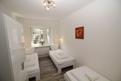 4 rooms, up to 13 persons, luxurious furnishings, "Freesia"