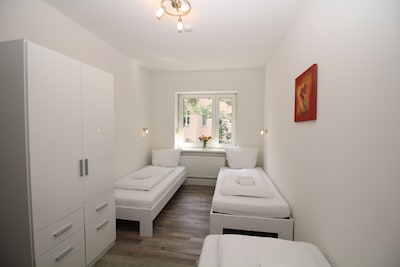 4 rooms, up to 13 persons, luxurious furnishings, "Freesia"