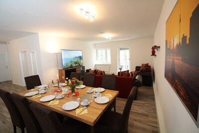 4 rooms, up to 13 persons, luxurious furnishings, "Freesia"