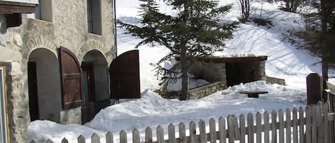 l'entrée de la maison en hiver