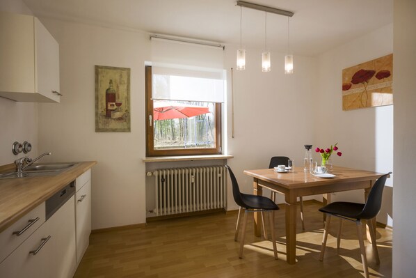 Ferienwohnung Strohmeyer, 87 qm, zwei Schlafzimmer und Terrasse-Essbereich in der Küche