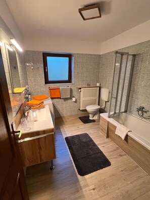 Ferienwohnung Strohmeyer, 87 qm, zwei Schlafzimmer und Terrasse-Bad