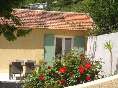 SMALL HOUSE BETWEEN SEA AND MOUNTAIN