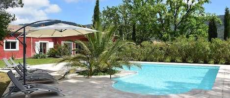 Villa provençale avec magnifique piscine c(67 m²) traitée au sel et .hauffée