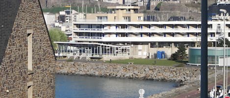 Vue de la Résidence : Plage du Hérel à 50 m Centre nautique et ports à proximité