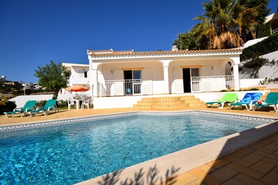 Villa con piscina privada, barbacoa, cerca del casco antiguo, la playa y del puerto deportivo del pescador