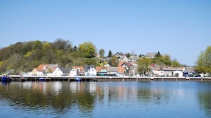 Blick von der Mole auf das Fischerdorf Kamminke