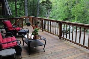 Great relaxing area to start/ end your day.Pleanty of seating for friends/Family