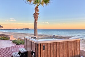 Outdoor spa tub