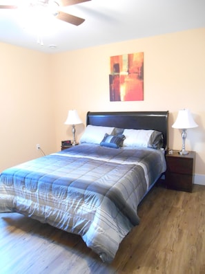 Master Bedroom, Queen Size Bed 