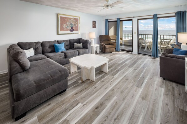 Spacious Family Room - There is absolutely no way you could be disappointed by the views you will experience while staying in Surf Dweller 409.